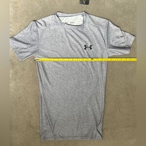NWT- Under Armour Men's HeatGear® Fitted Short Sleeve- Heather Grey size M